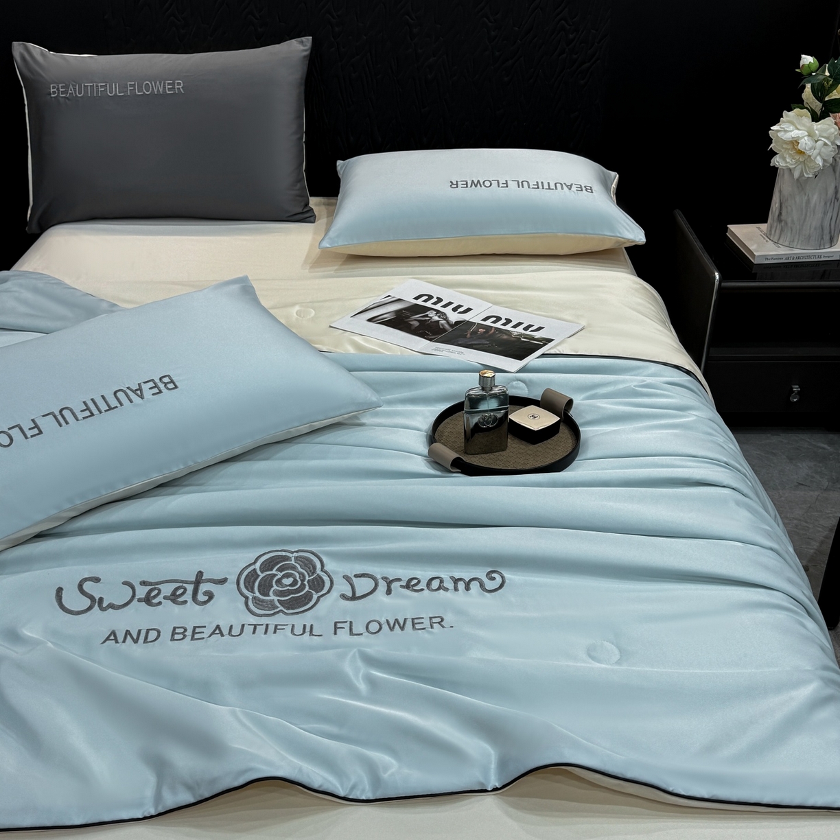 91家纺网 家纺一手货源 找家纺 欢乐季 2026新款A类水洗冰丝山茶花刺绣夏被夏凉被空调被四件套 天空蓝+奶茶