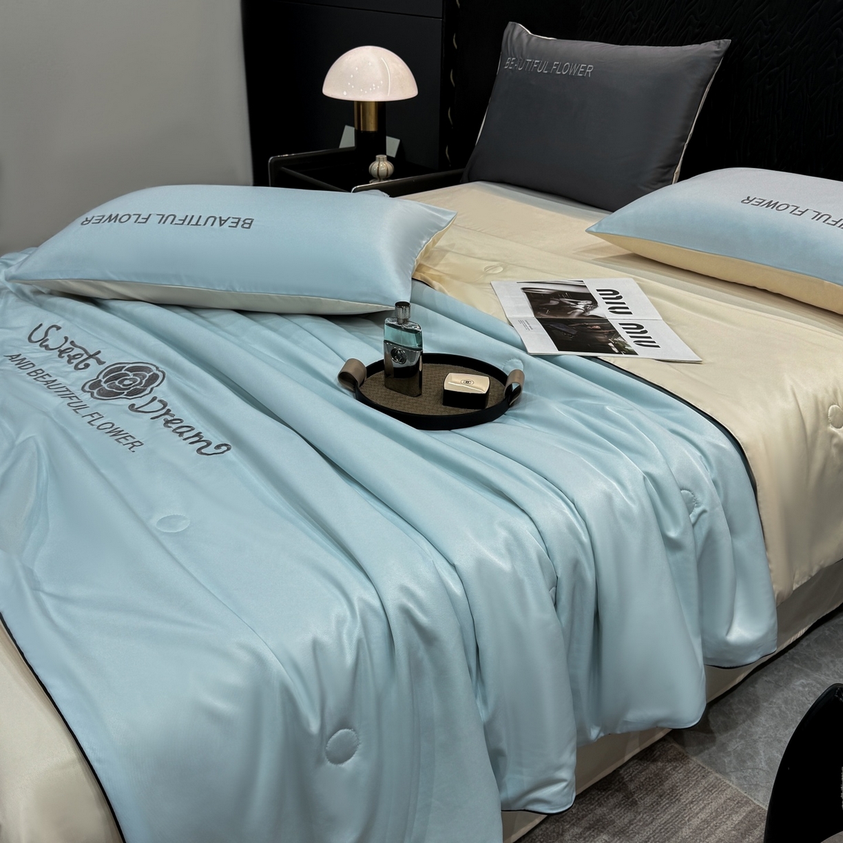 91家纺网 家纺一手货源 找家纺 欢乐季 2026新款A类水洗冰丝山茶花刺绣夏被夏凉被空调被四件套 天空蓝+奶茶