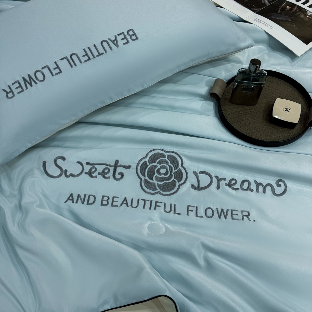 91家纺网 家纺一手货源 找家纺 欢乐季 2026新款A类水洗冰丝山茶花刺绣夏被夏凉被空调被四件套 天空蓝+奶茶