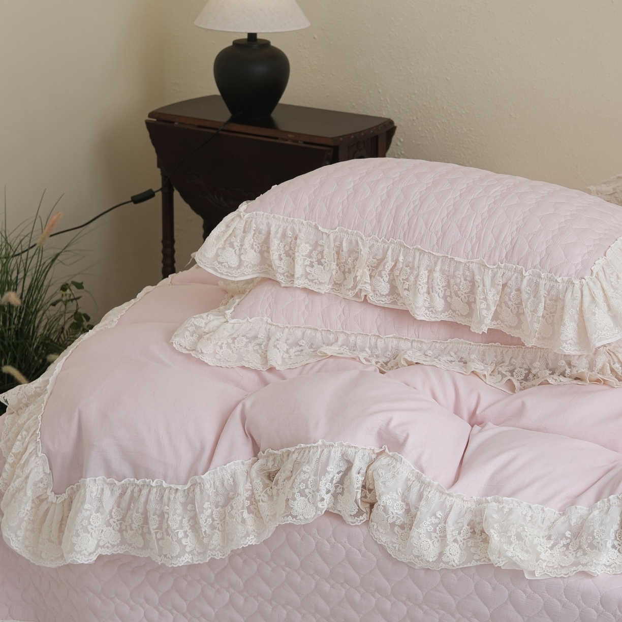 91家纺网 家纺一手货源 找家纺 （总）庭笙 2026新款法式双层蕾丝花边亚麻质感夹棉床盖床盖四件套-优雅情调