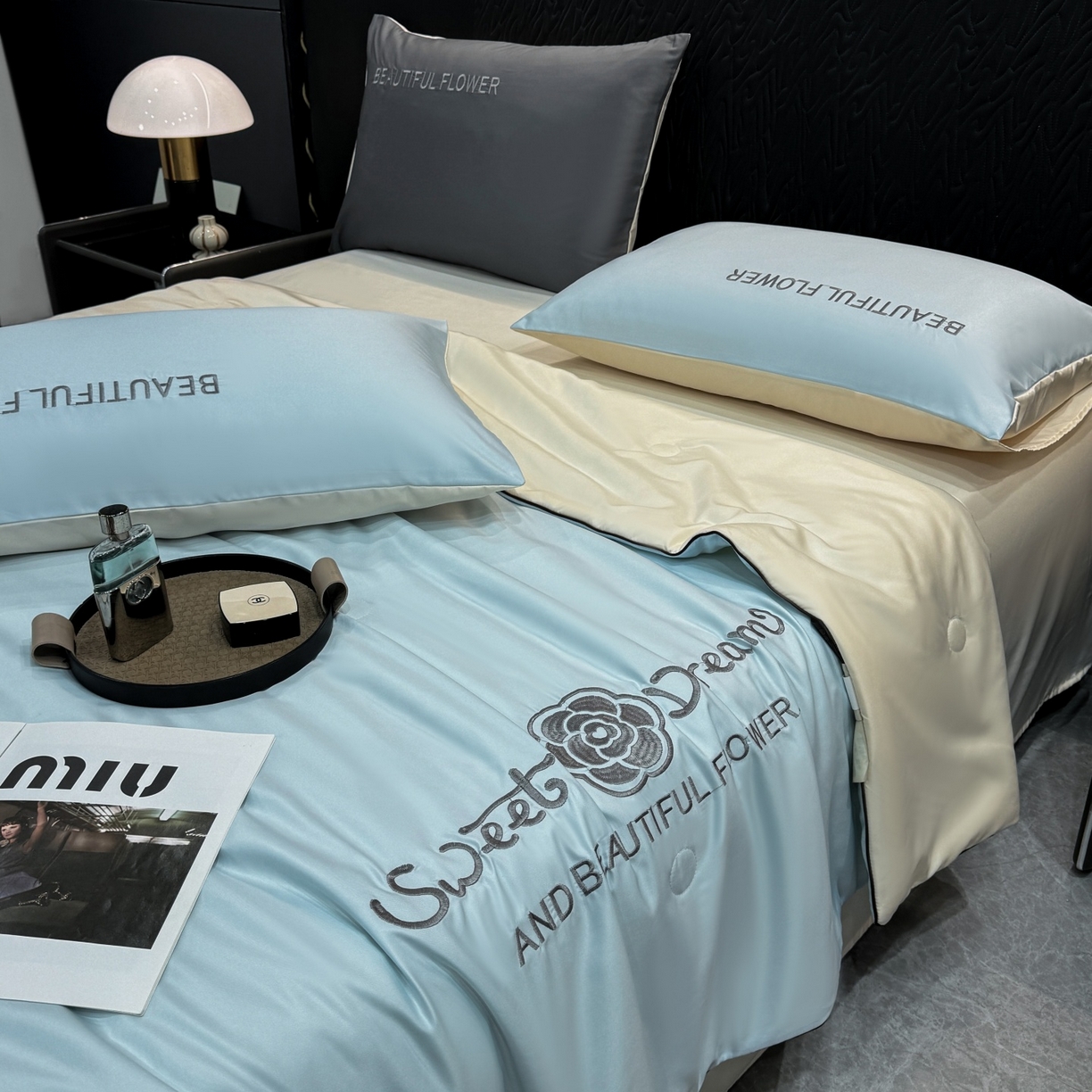 91家纺网 家纺一手货源 找家纺 欢乐季 2026新款A类水洗冰丝山茶花刺绣夏被夏凉被空调被四件套 天空蓝+奶茶