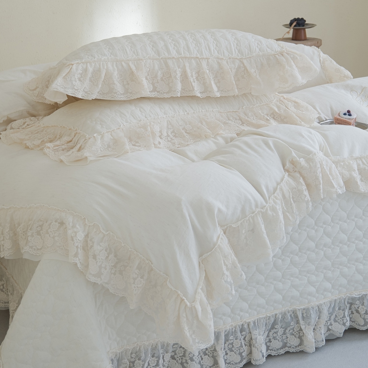 91家纺网 家纺一手货源 找家纺 庭笙 2026新款法式双层蕾丝花边亚麻质感夹棉床盖床盖四件套-优雅情调 优雅情调-米