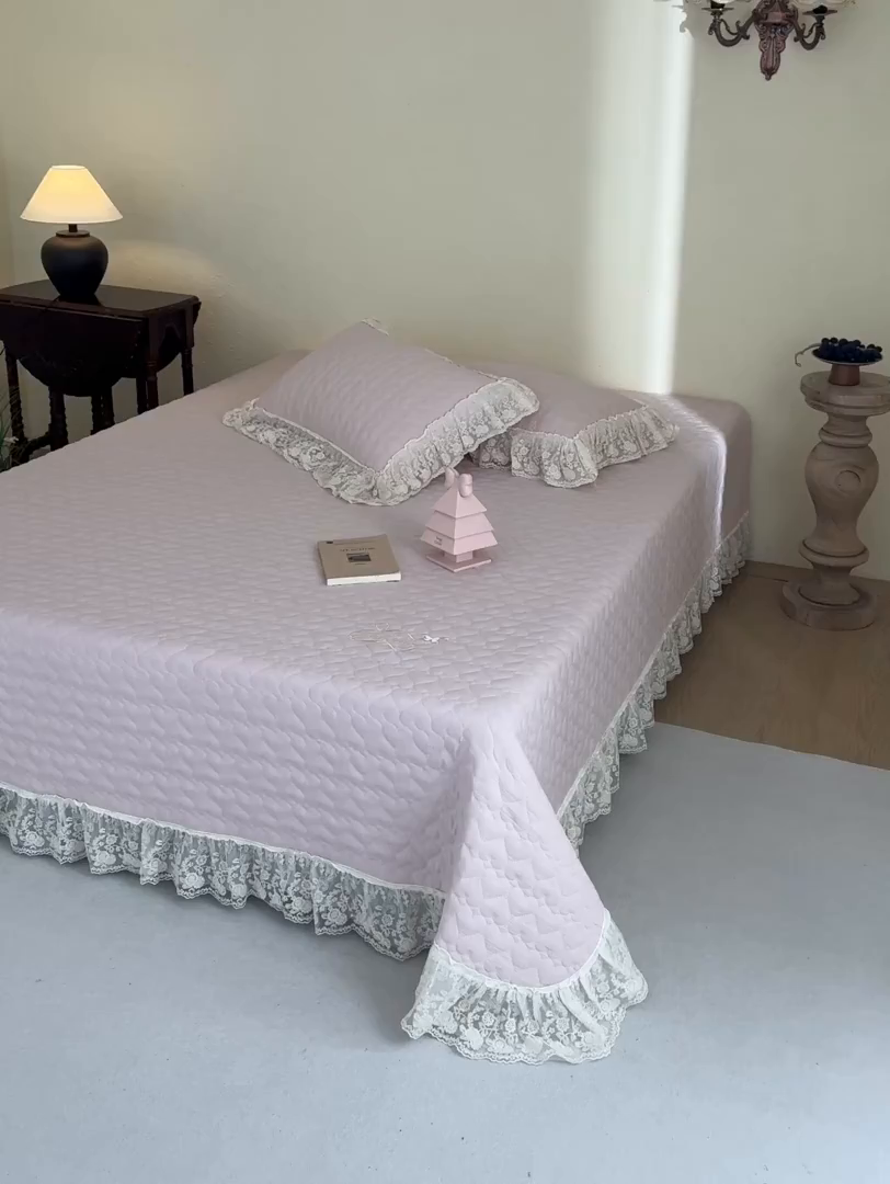 91家纺网 家纺一手货源 找家纺 庭笙 2026新款法式双层蕾丝花边亚麻质感夹棉床盖床盖四件套-优雅情调 优雅情调-粉