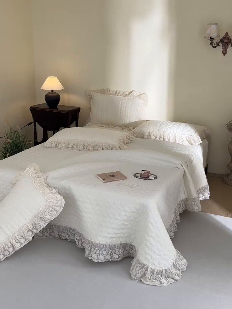 91家纺网 家纺一手货源 找家纺 庭笙 2026新款法式双层蕾丝花边亚麻质感夹棉床盖床盖四件套-优雅情调 优雅情调-米