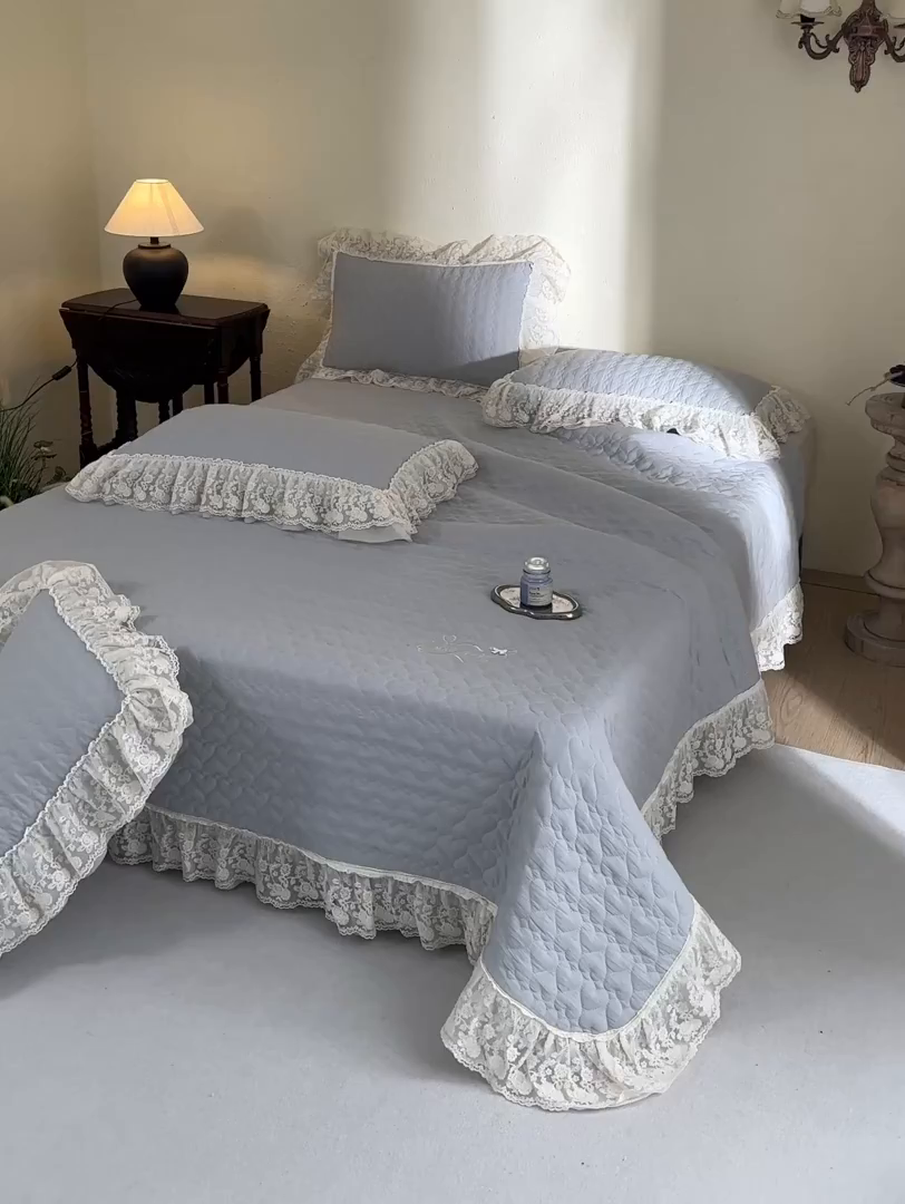 91家纺网 家纺一手货源 找家纺 庭笙 2026新款法式双层蕾丝花边亚麻质感夹棉床盖床盖四件套-优雅情调 优雅情调-灰