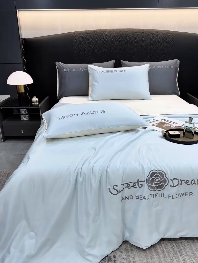 91家纺网 家纺一手货源 找家纺 欢乐季 2026新款A类水洗冰丝山茶花刺绣夏被夏凉被空调被四件套 天空蓝+奶茶