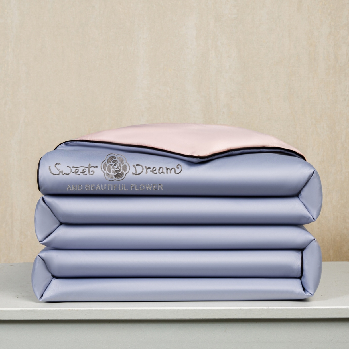 91家纺网 家纺一手货源 找家纺 欢乐季 2026新款A类水洗冰丝山茶花刺绣夏被夏凉被空调被四件套 香芋紫+樱花粉