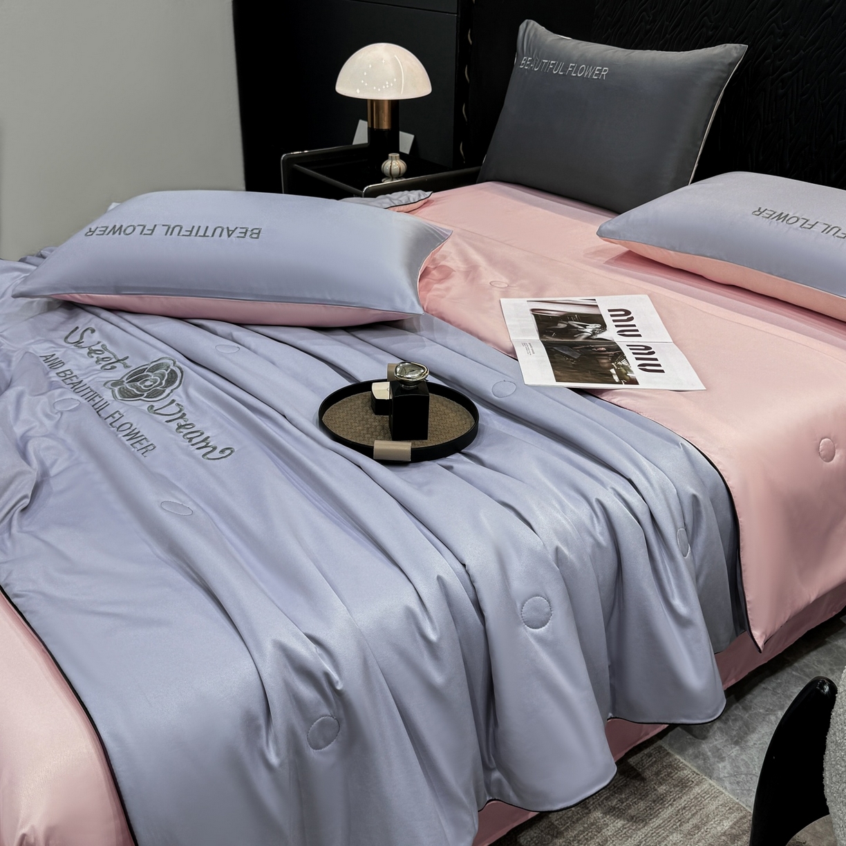 91家纺网 家纺一手货源 找家纺 欢乐季 2026新款A类水洗冰丝山茶花刺绣夏被夏凉被空调被四件套 香芋紫+樱花粉