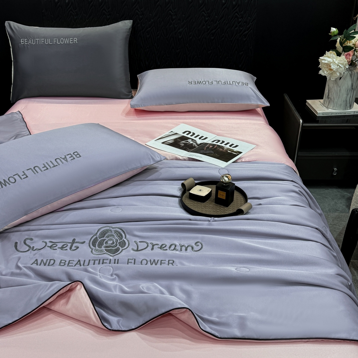 91家纺网 家纺一手货源 找家纺 欢乐季 2026新款A类水洗冰丝山茶花刺绣夏被夏凉被空调被四件套 香芋紫+樱花粉