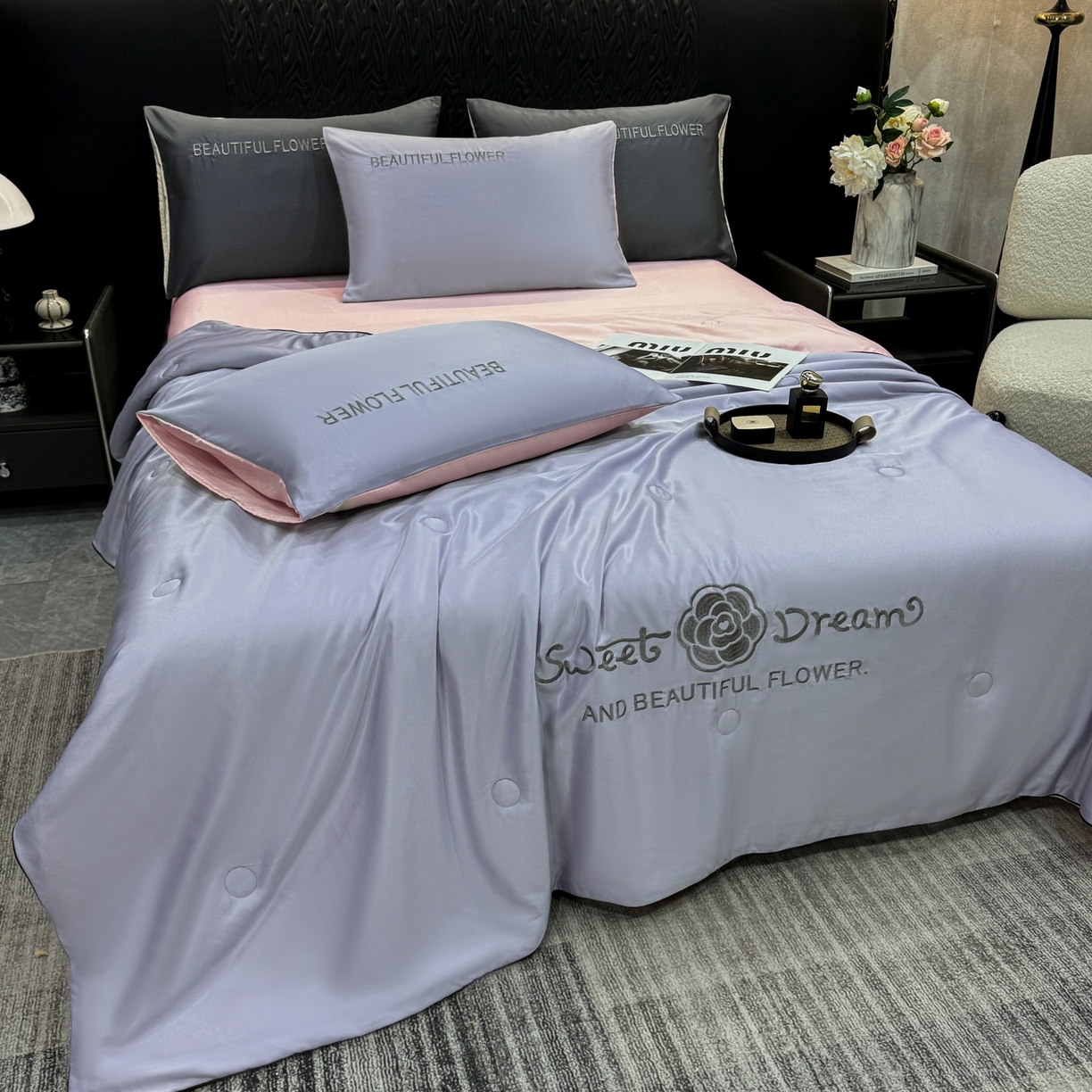 91家纺网 家纺一手货源 找家纺 欢乐季 2026新款A类水洗冰丝山茶花刺绣夏被夏凉被空调被四件套 香芋紫+樱花粉