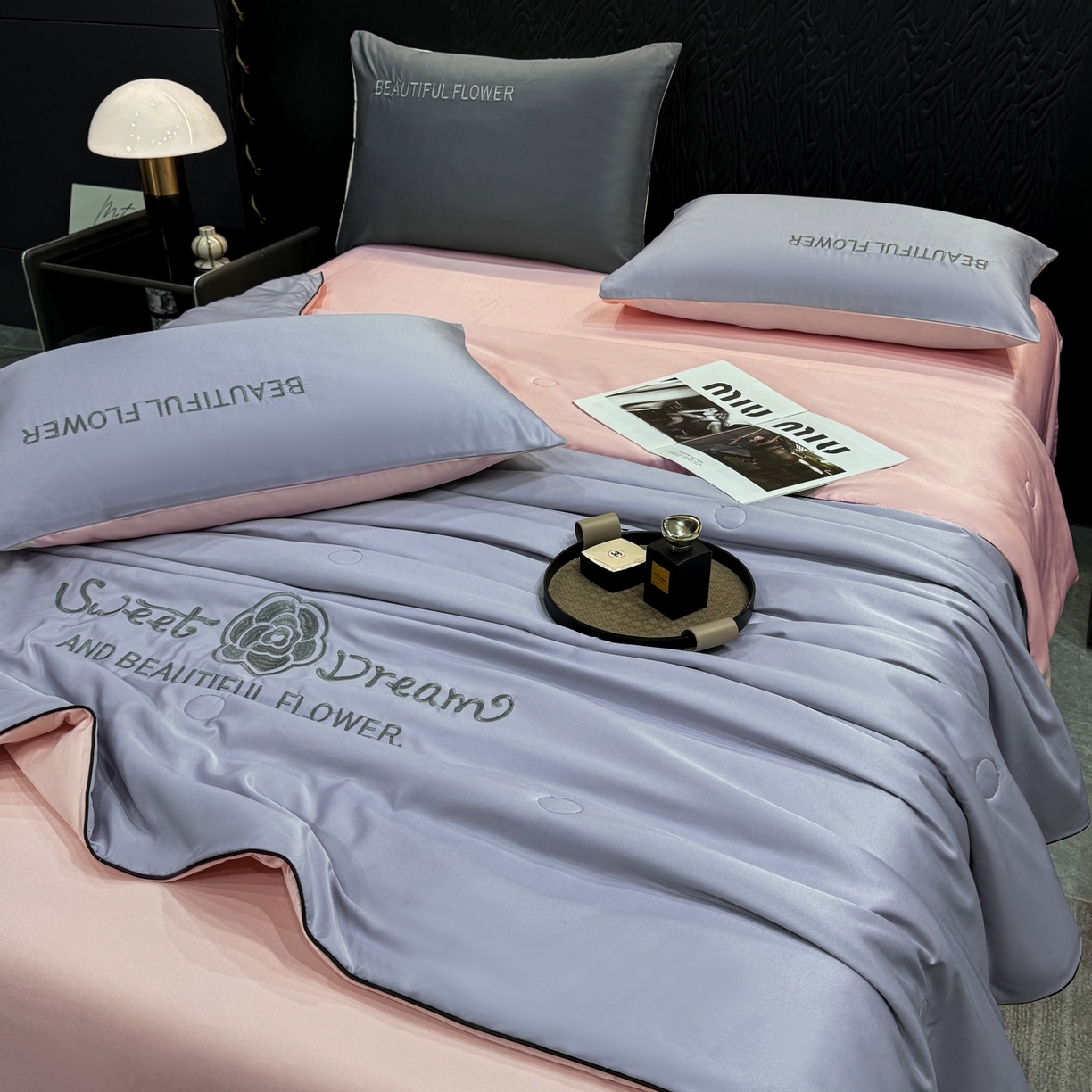 91家纺网 家纺一手货源 找家纺 欢乐季 2026新款A类水洗冰丝山茶花刺绣夏被夏凉被空调被四件套 香芋紫+樱花粉