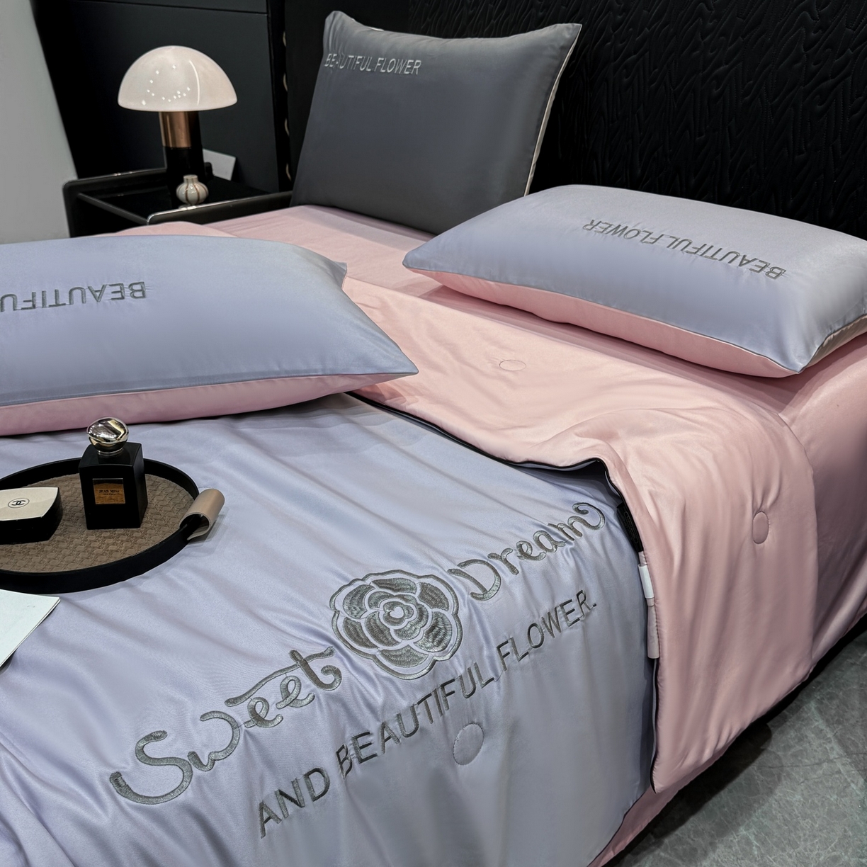 91家纺网 家纺一手货源 找家纺 欢乐季 2026新款A类水洗冰丝山茶花刺绣夏被夏凉被空调被四件套 香芋紫+樱花粉