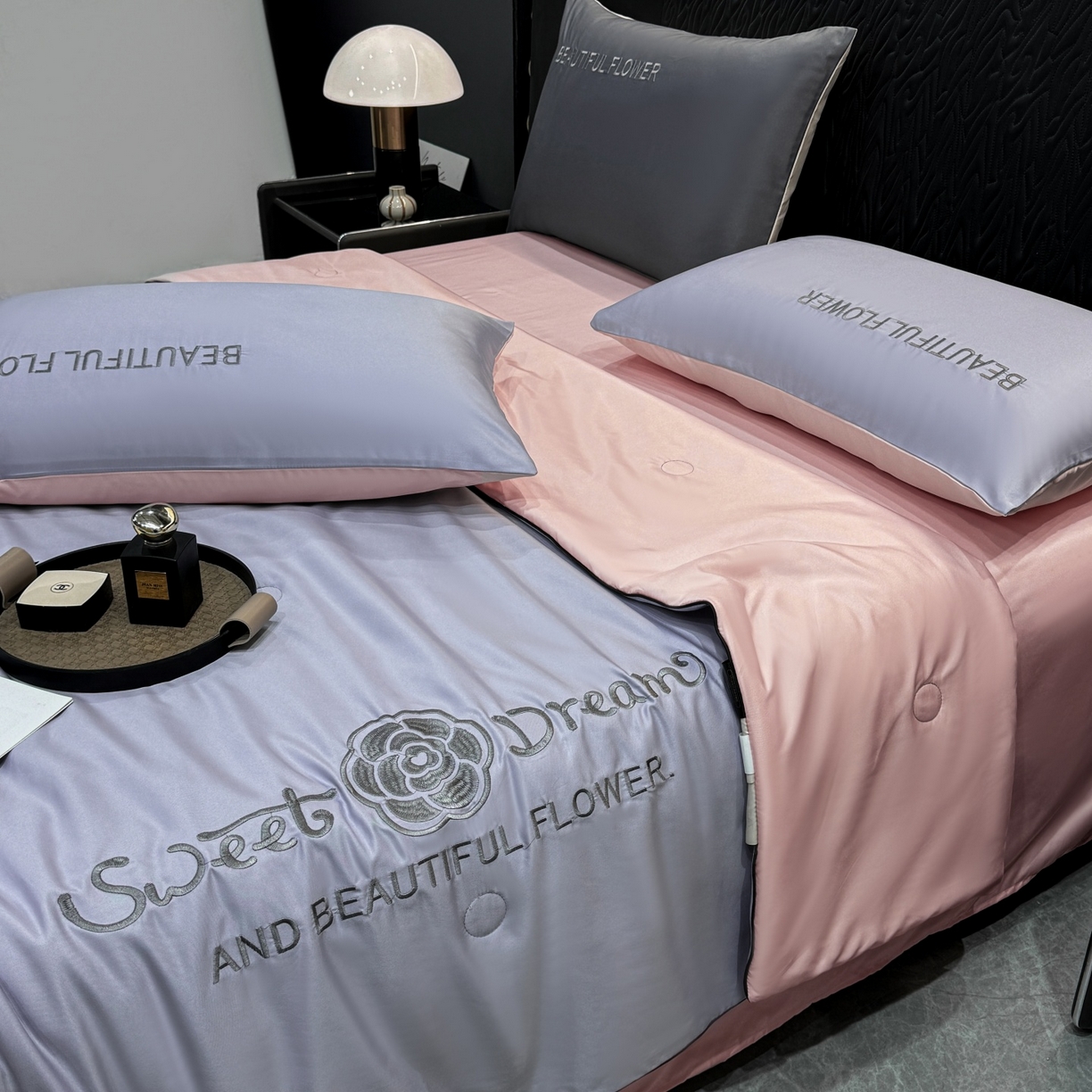 91家纺网 家纺一手货源 找家纺 欢乐季 2026新款A类水洗冰丝山茶花刺绣夏被夏凉被空调被四件套 香芋紫+樱花粉