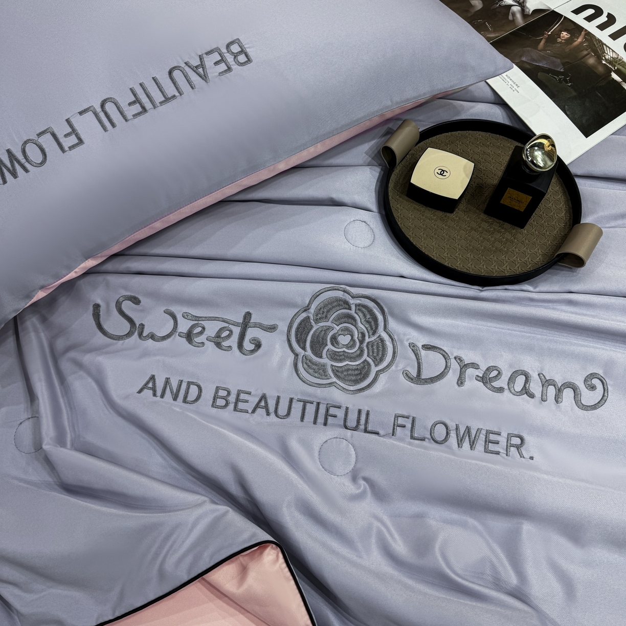 91家纺网 家纺一手货源 找家纺 欢乐季 2026新款A类水洗冰丝山茶花刺绣夏被夏凉被空调被四件套 香芋紫+樱花粉