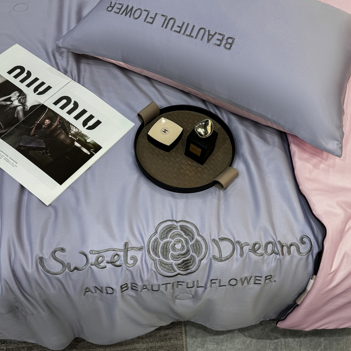 91家纺网 家纺一手货源 找家纺 欢乐季 2026新款A类水洗冰丝山茶花刺绣夏被夏凉被空调被四件套 香芋紫+樱花粉