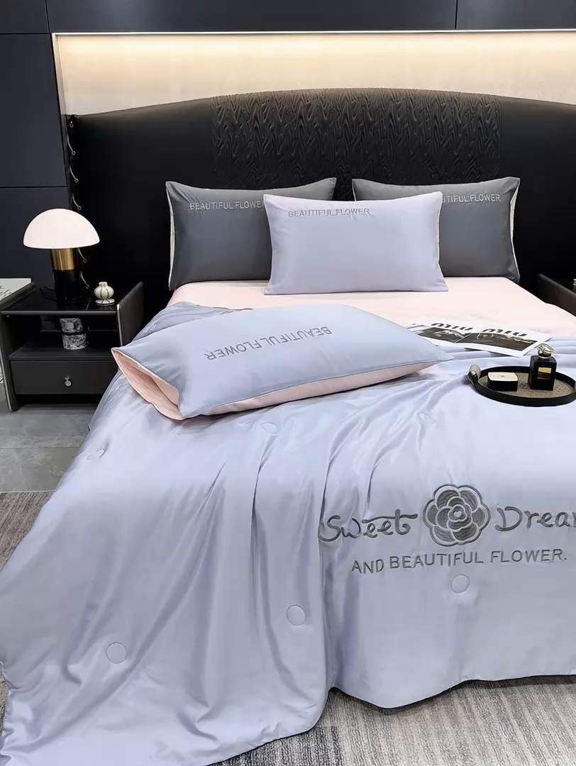 91家纺网 家纺一手货源 找家纺 欢乐季 2026新款A类水洗冰丝山茶花刺绣夏被夏凉被空调被四件套 香芋紫+樱花粉