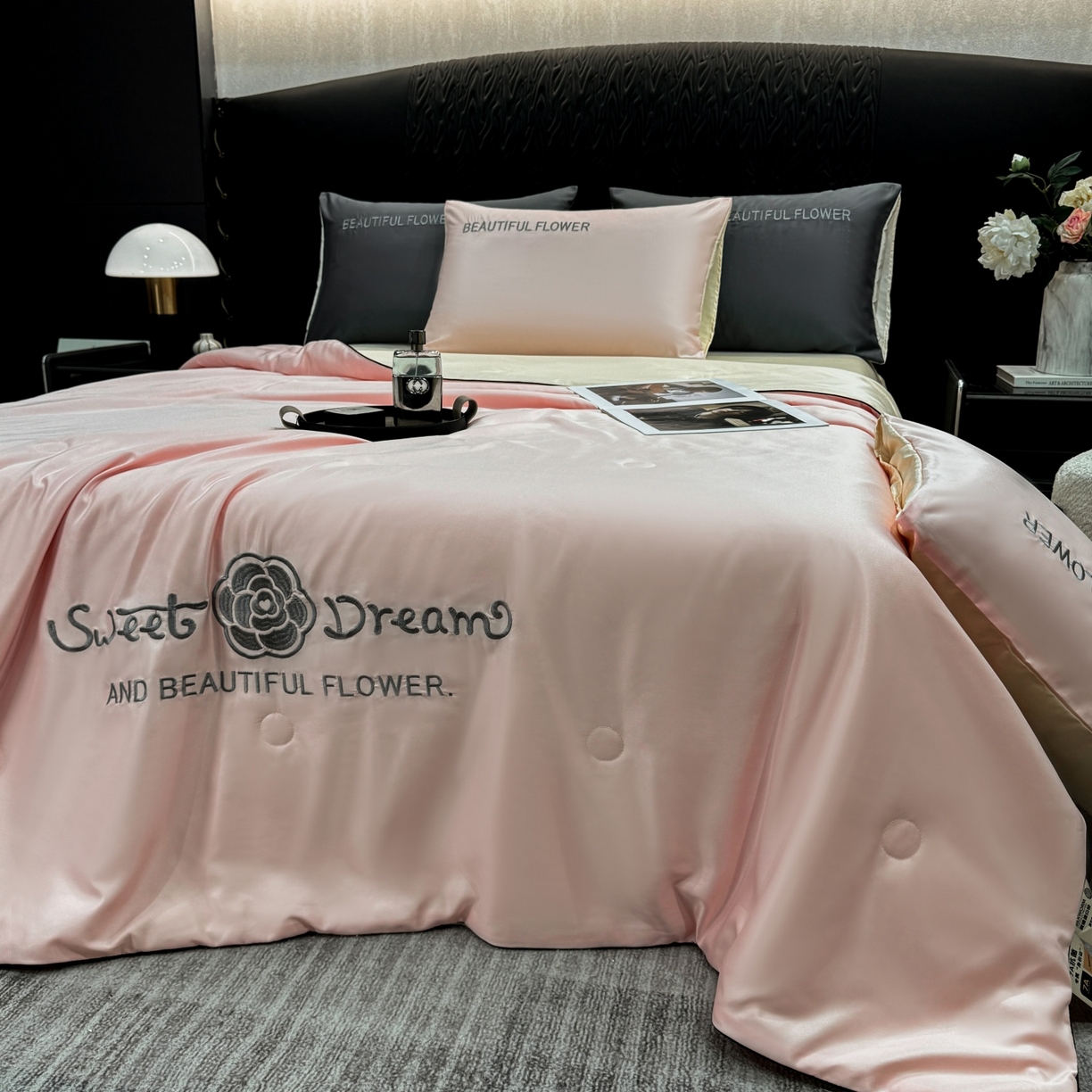 欢乐季 2026新款A类水洗冰丝山茶花刺绣夏被夏凉被空调被四件套 樱花粉+奶黄