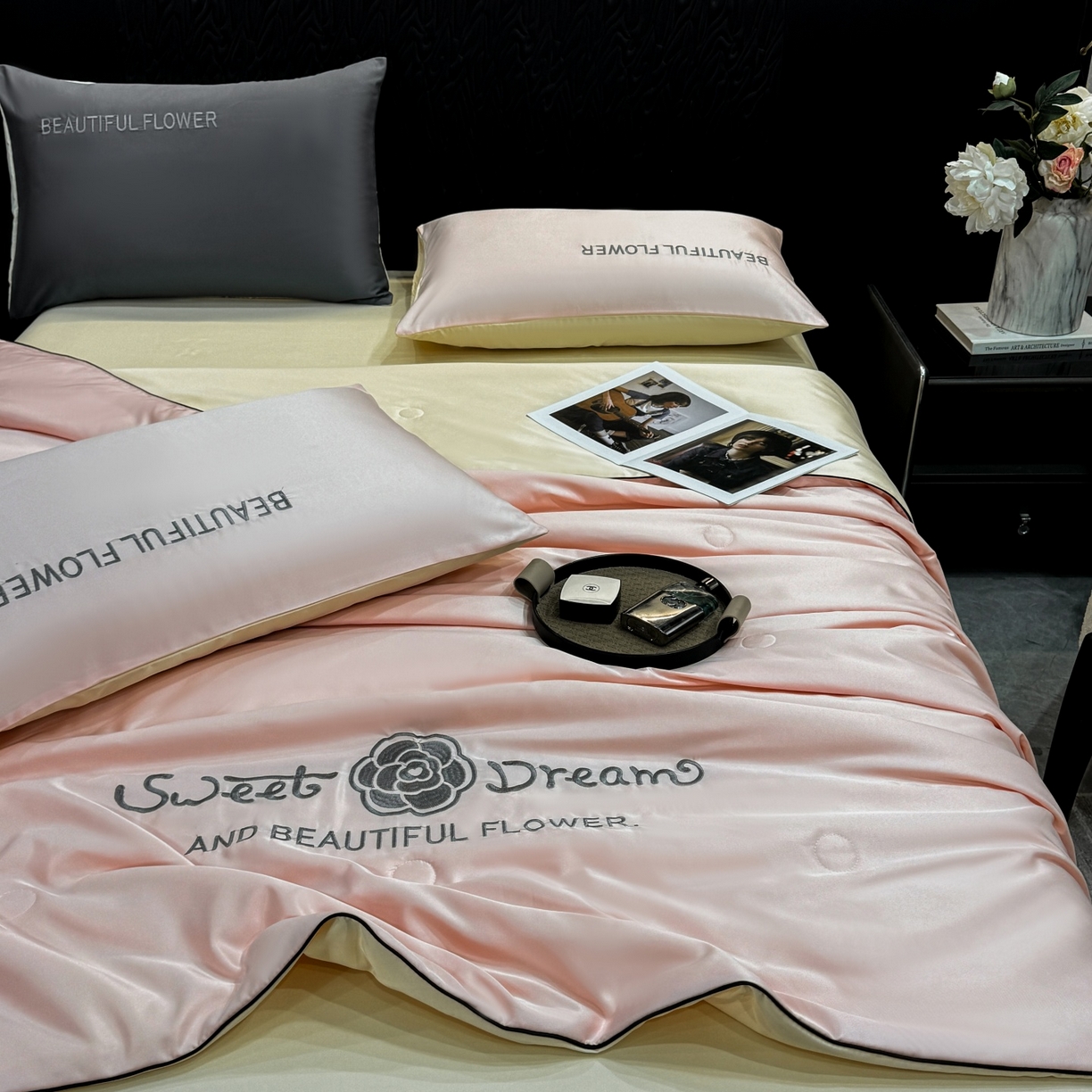 91家纺网 家纺一手货源 找家纺 欢乐季 2026新款A类水洗冰丝山茶花刺绣夏被夏凉被空调被四件套 樱花粉+奶黄