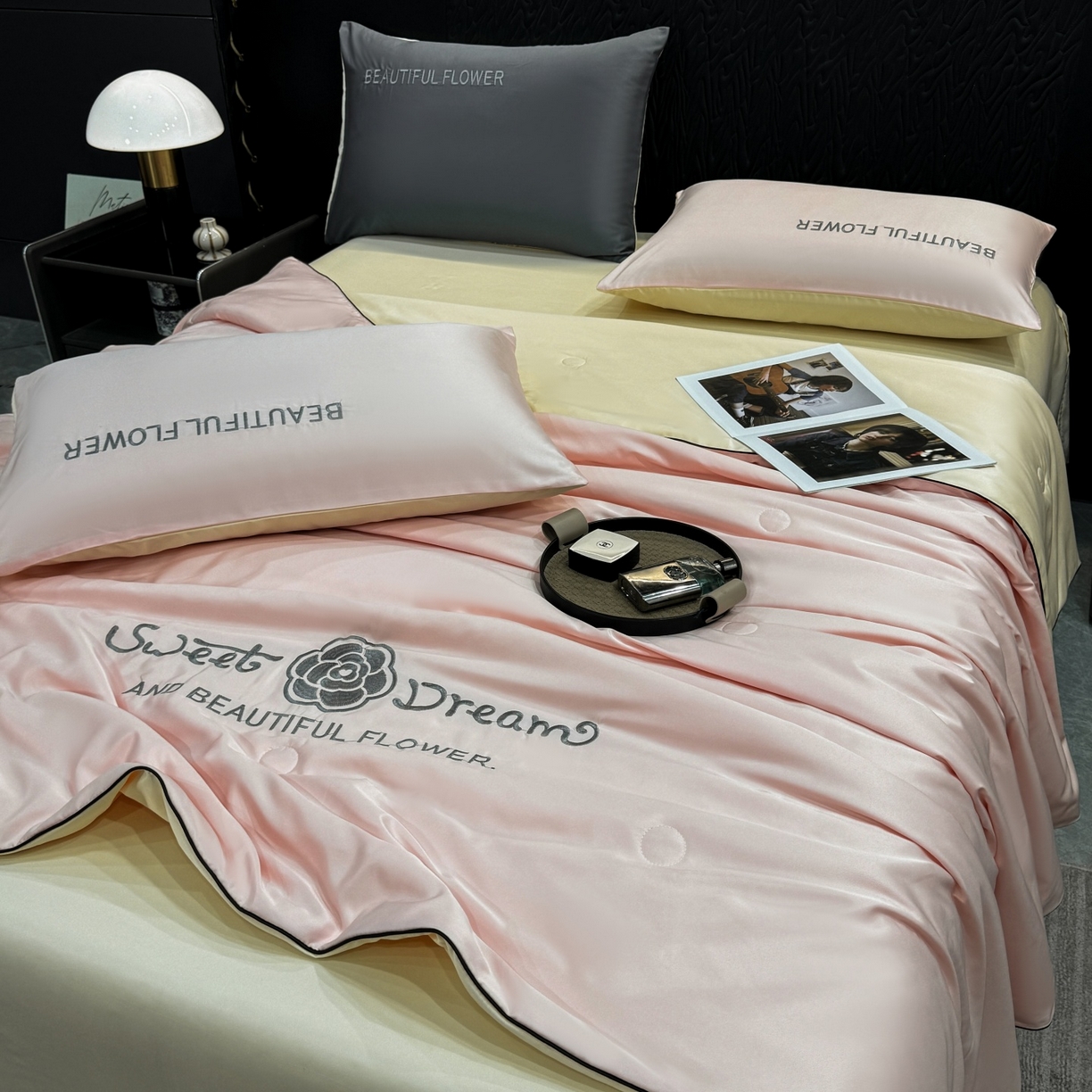 91家纺网 家纺一手货源 找家纺 欢乐季 2026新款A类水洗冰丝山茶花刺绣夏被夏凉被空调被四件套 樱花粉+奶黄