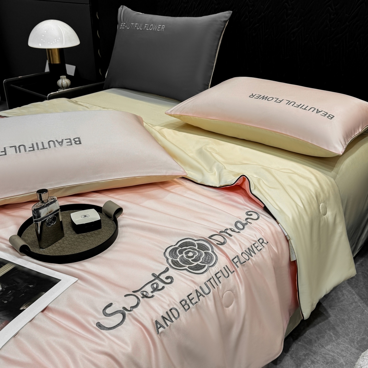 91家纺网 家纺一手货源 找家纺 欢乐季 2026新款A类水洗冰丝山茶花刺绣夏被夏凉被空调被四件套 樱花粉+奶黄