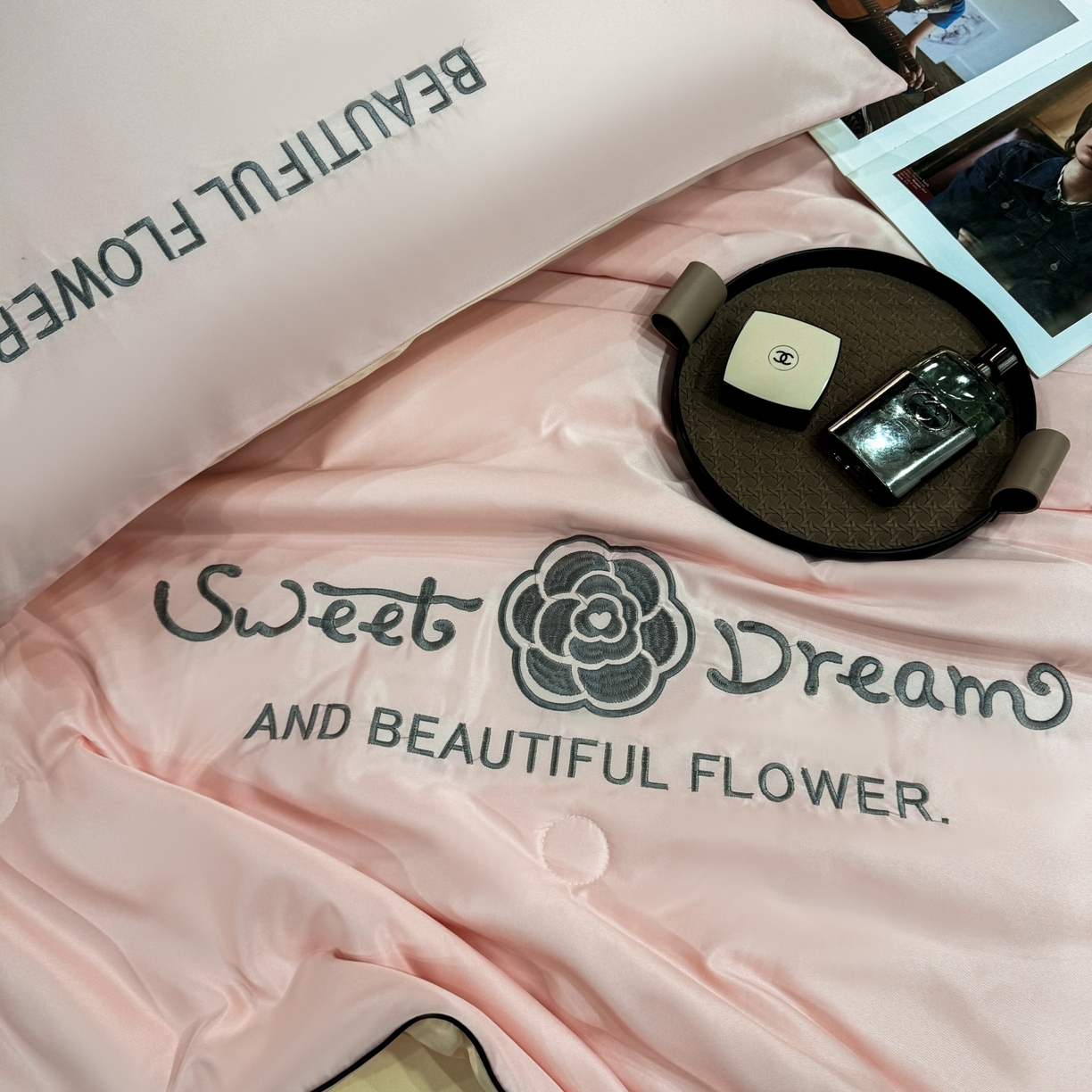 91家纺网 家纺一手货源 找家纺 欢乐季 2026新款A类水洗冰丝山茶花刺绣夏被夏凉被空调被四件套 樱花粉+奶黄