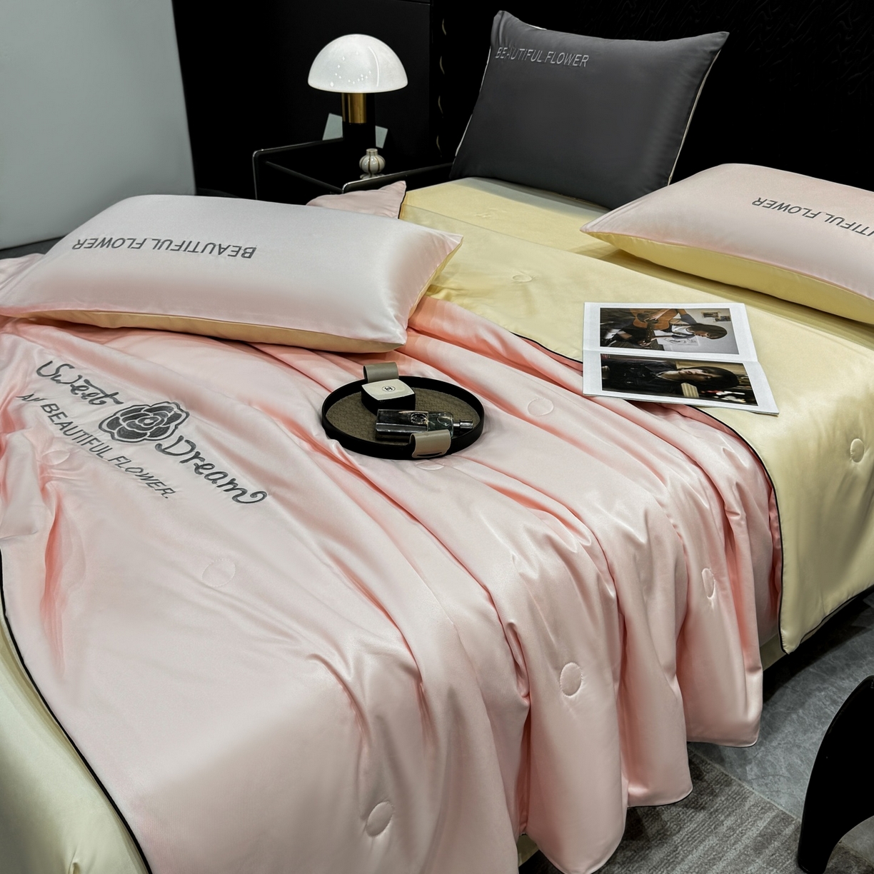 91家纺网 家纺一手货源 找家纺 欢乐季 2026新款A类水洗冰丝山茶花刺绣夏被夏凉被空调被四件套 樱花粉+奶黄