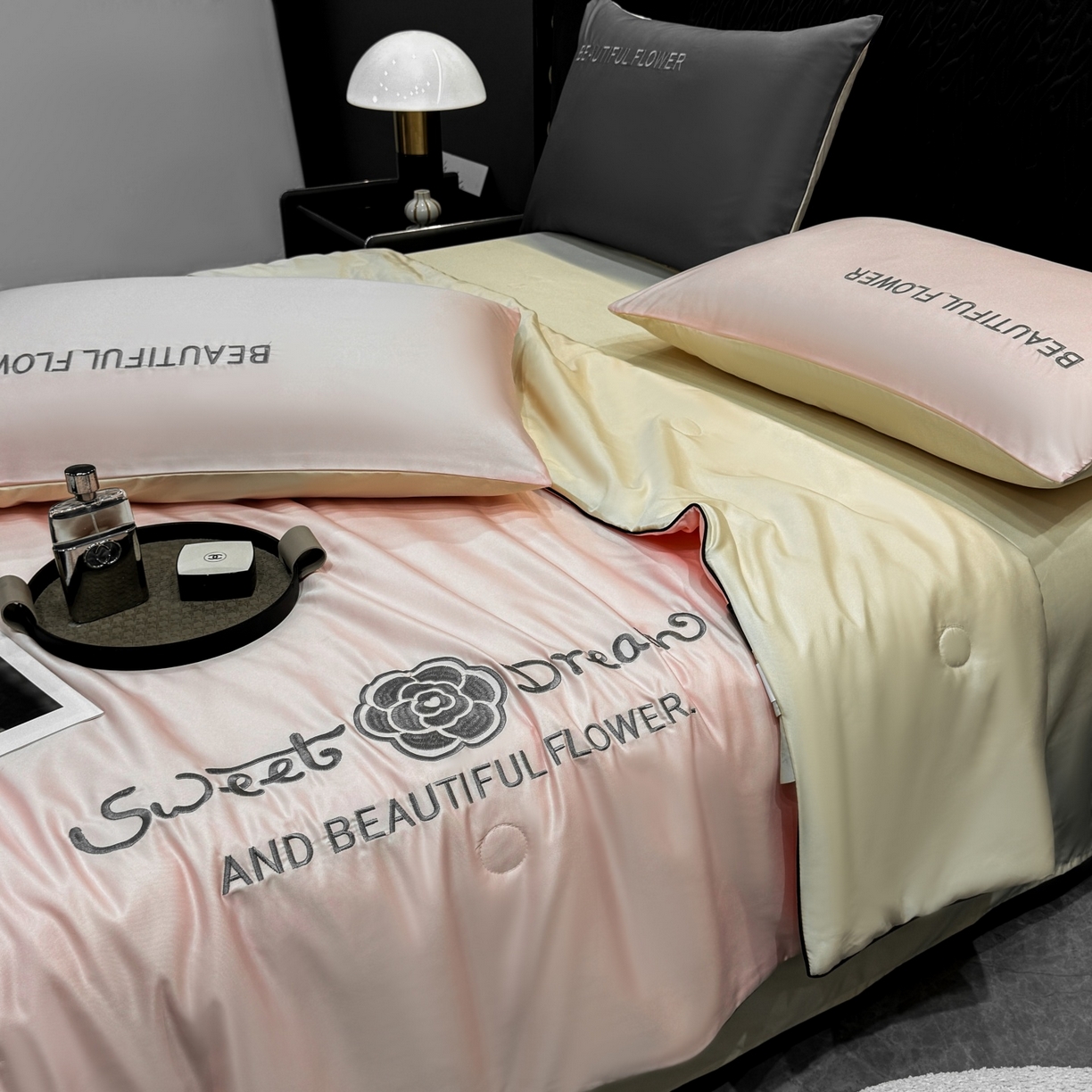 91家纺网 家纺一手货源 找家纺 欢乐季 2026新款A类水洗冰丝山茶花刺绣夏被夏凉被空调被四件套 樱花粉+奶黄