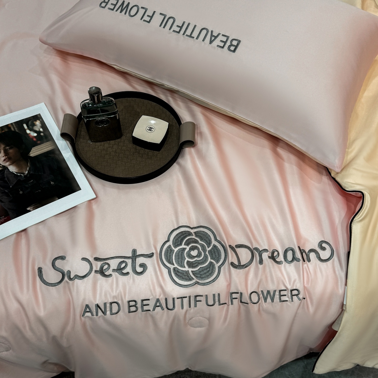 91家纺网 家纺一手货源 找家纺 欢乐季 2026新款A类水洗冰丝山茶花刺绣夏被夏凉被空调被四件套 樱花粉+奶黄