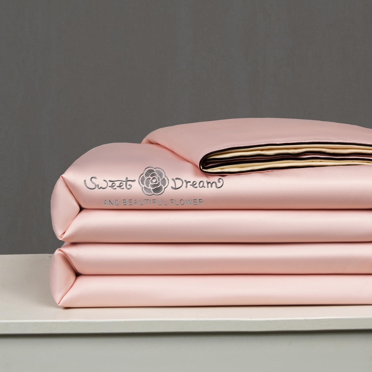 91家纺网 家纺一手货源 找家纺 欢乐季 2026新款A类水洗冰丝山茶花刺绣夏被夏凉被空调被四件套 樱花粉+奶黄