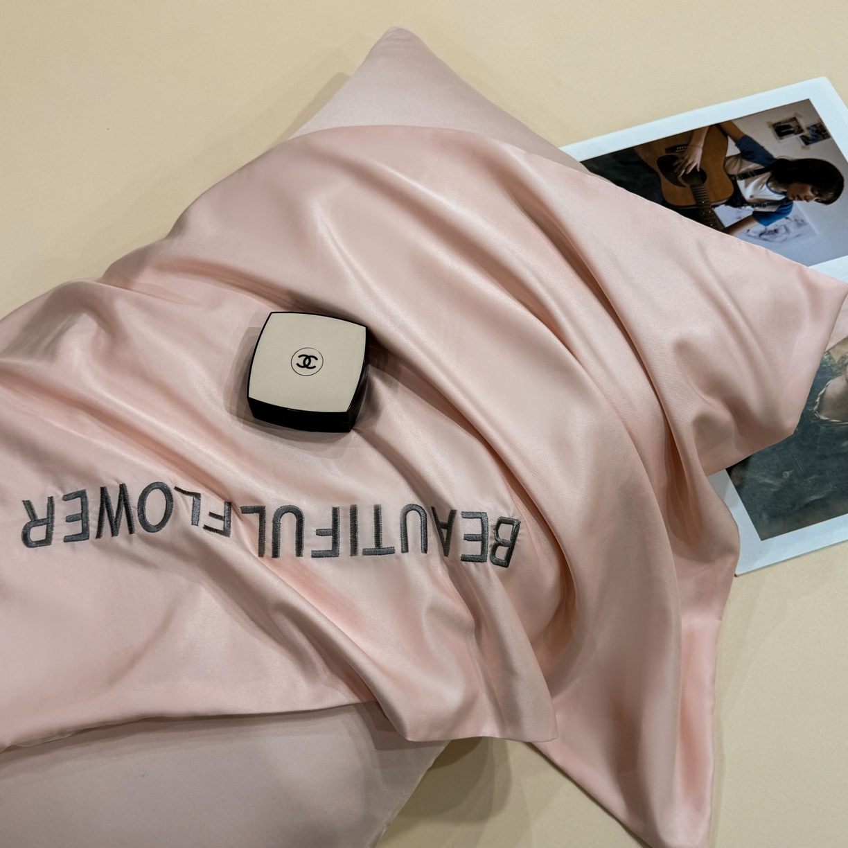 91家纺网 家纺一手货源 找家纺 欢乐季 2026新款A类水洗冰丝山茶花刺绣夏被夏凉被空调被四件套 樱花粉+奶黄