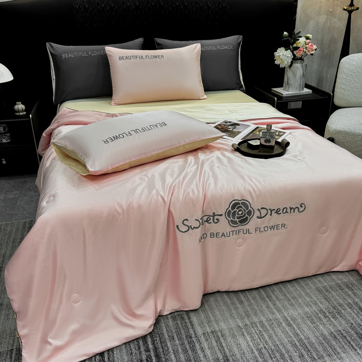 91家纺网 家纺一手货源 找家纺 欢乐季 2026新款A类水洗冰丝山茶花刺绣夏被夏凉被空调被四件套 樱花粉+奶黄