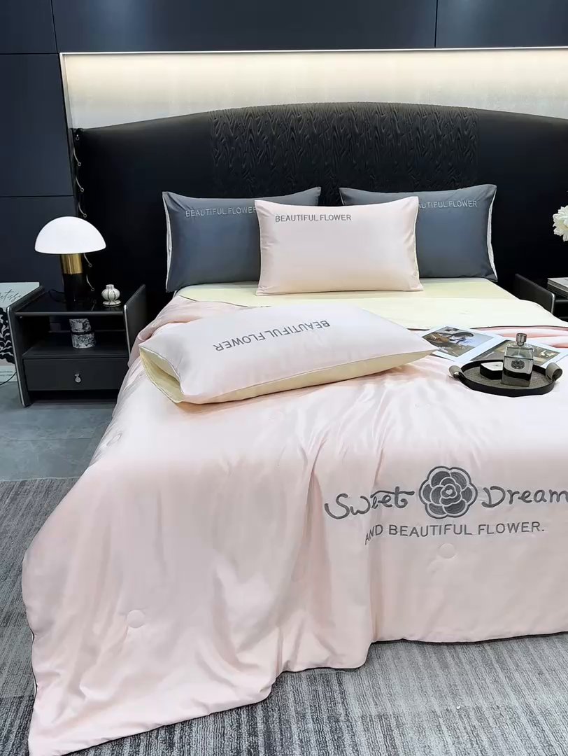 91家纺网 家纺一手货源 找家纺 欢乐季 2026新款A类水洗冰丝山茶花刺绣夏被夏凉被空调被四件套 樱花粉+奶黄