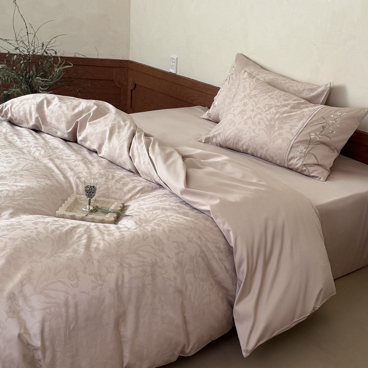 91家纺网 家纺一手货源 找家纺 鹿班家居 2026春季新品100S长绒棉提花刺绣系列四件套-花盏（标准会员-20元） 花盏-粉色