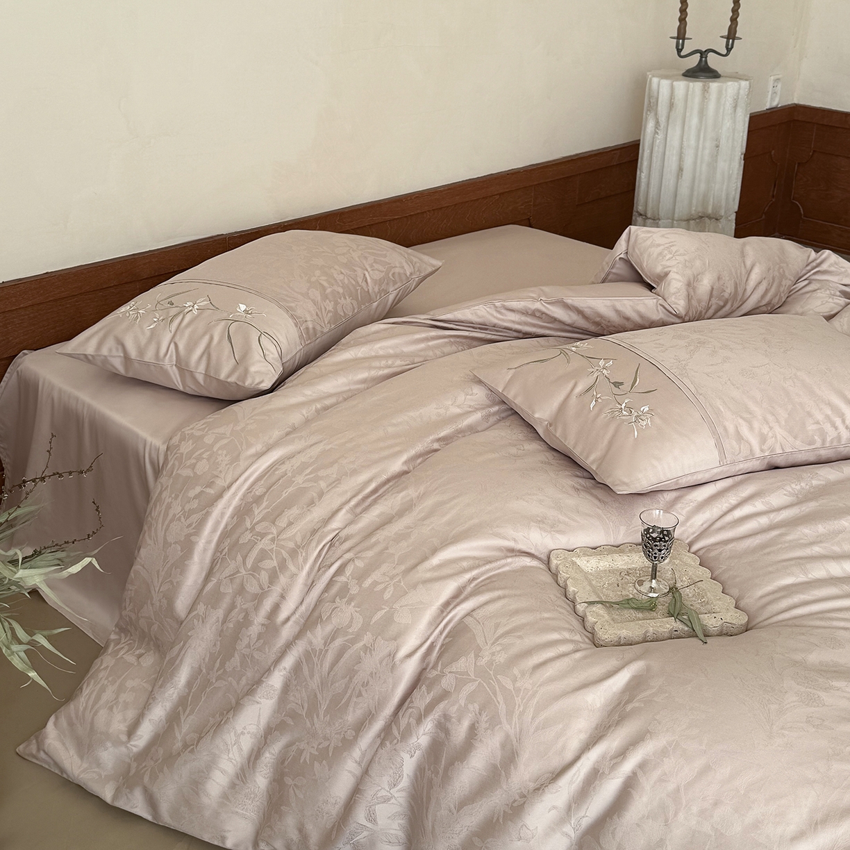 91家纺网 家纺一手货源 找家纺 鹿班家居 2026春季新品100S长绒棉提花刺绣系列四件套-花盏（标准会员-20元） 花盏-粉色