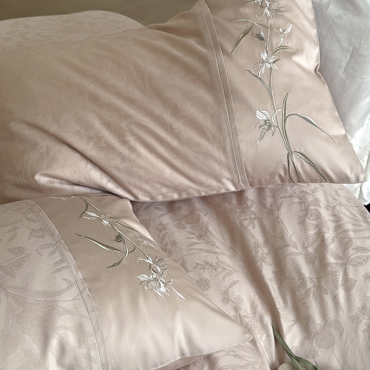 91家纺网 家纺一手货源 找家纺 鹿班家居 2026春季新品100S长绒棉提花刺绣系列四件套-花盏（标准会员-20元） 花盏-粉色