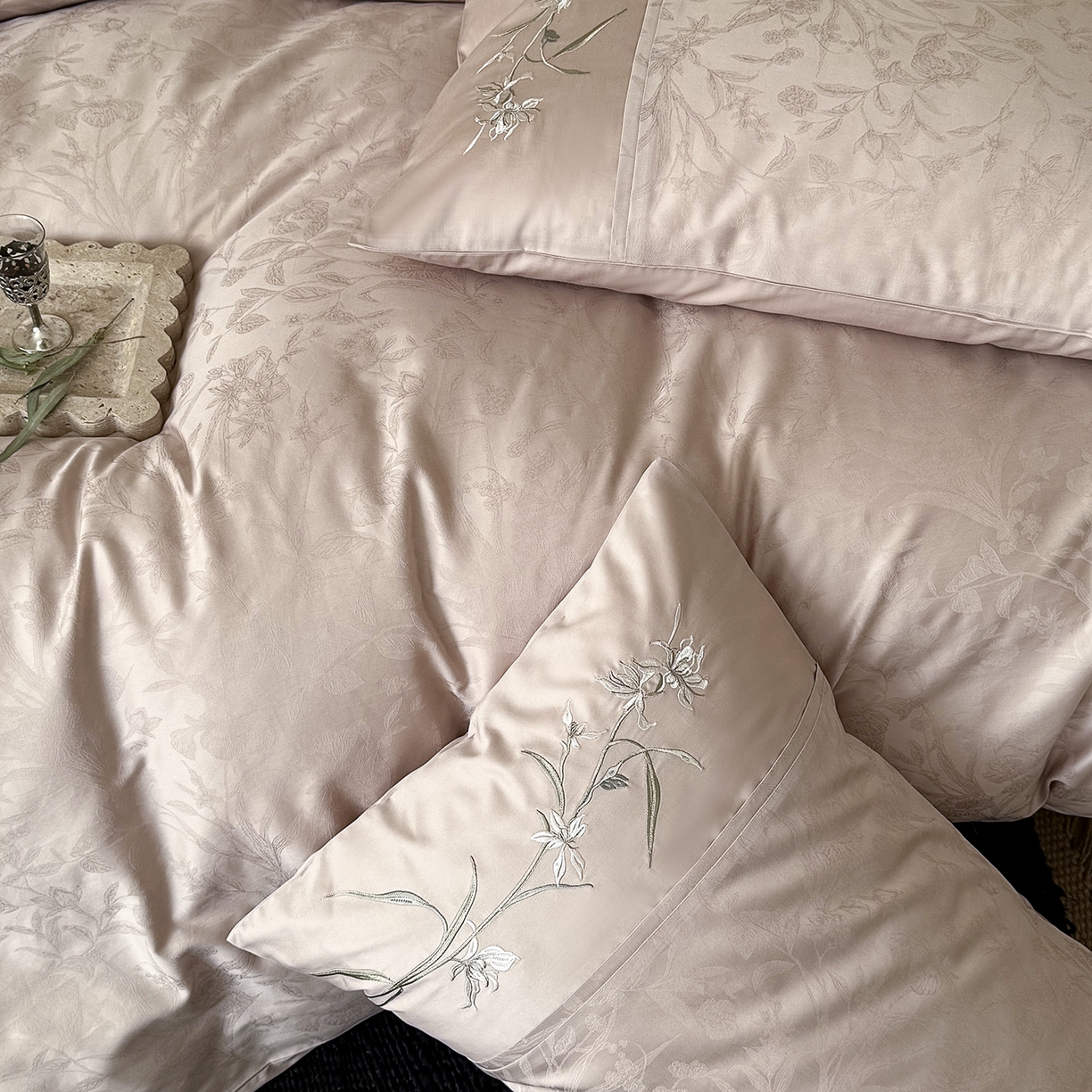 91家纺网 家纺一手货源 找家纺 鹿班家居 2026春季新品100S长绒棉提花刺绣系列四件套-花盏（标准会员-20元） 花盏-粉色