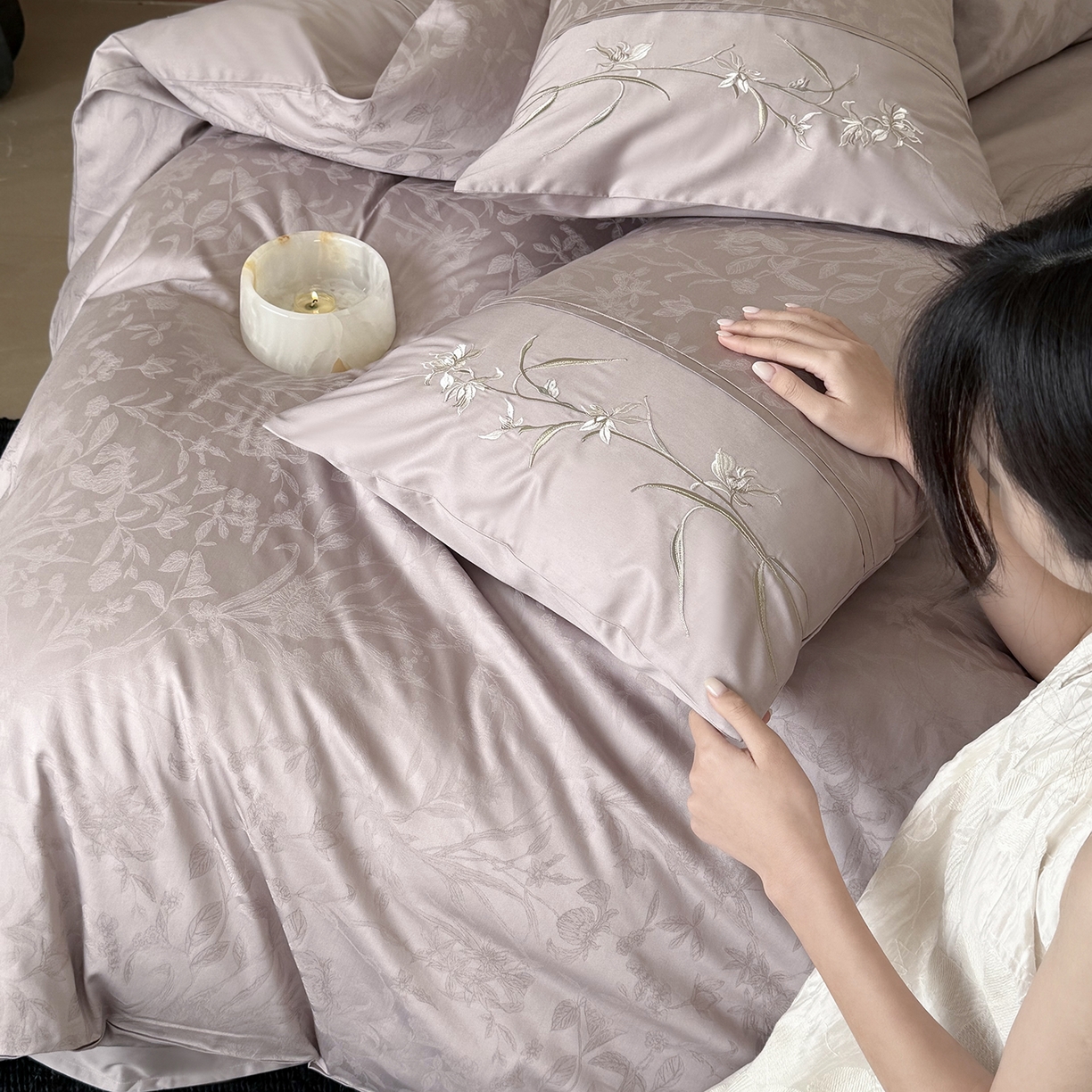 91家纺网 家纺一手货源 找家纺 鹿班家居 2026春季新品100S长绒棉提花刺绣系列四件套-花盏（标准会员-20元） 花盏-紫色