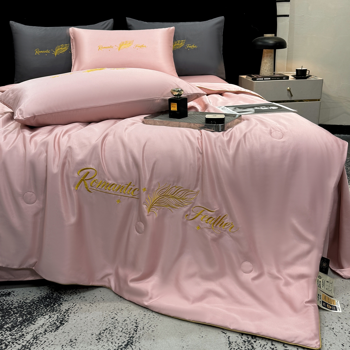 91家纺网 家纺一手货源 找家纺 （总）欢乐季 2026新款A类水洗冰丝羽毛刺绣夏被夏凉被空调被四件套