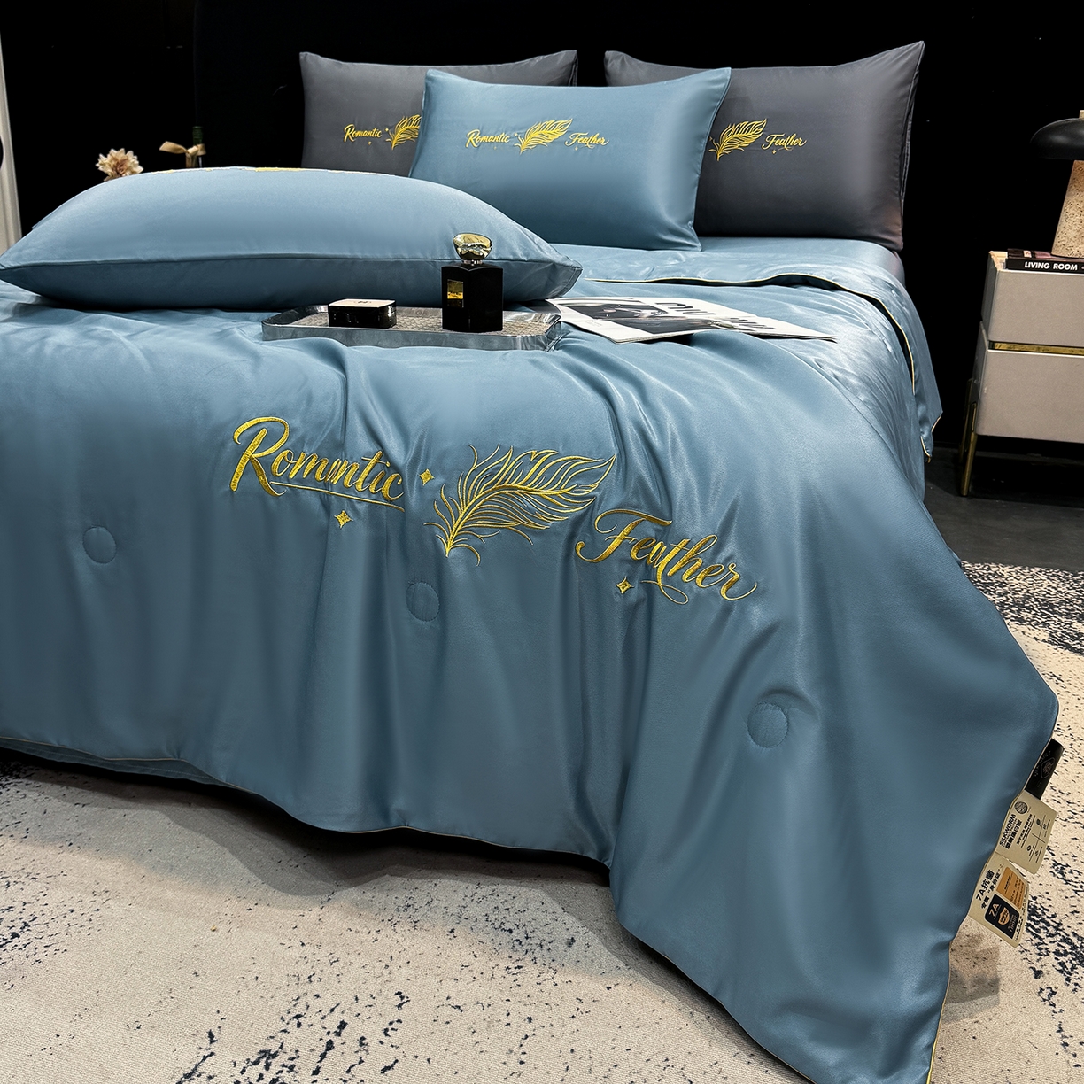 91家纺网 家纺一手货源 找家纺 欢乐季 2026新款A类水洗冰丝羽毛刺绣夏被夏凉被空调被四件套 宾利蓝