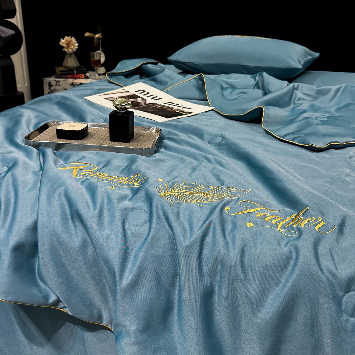 91家纺网 家纺一手货源 找家纺 欢乐季 2026新款A类水洗冰丝羽毛刺绣夏被夏凉被空调被四件套 宾利蓝