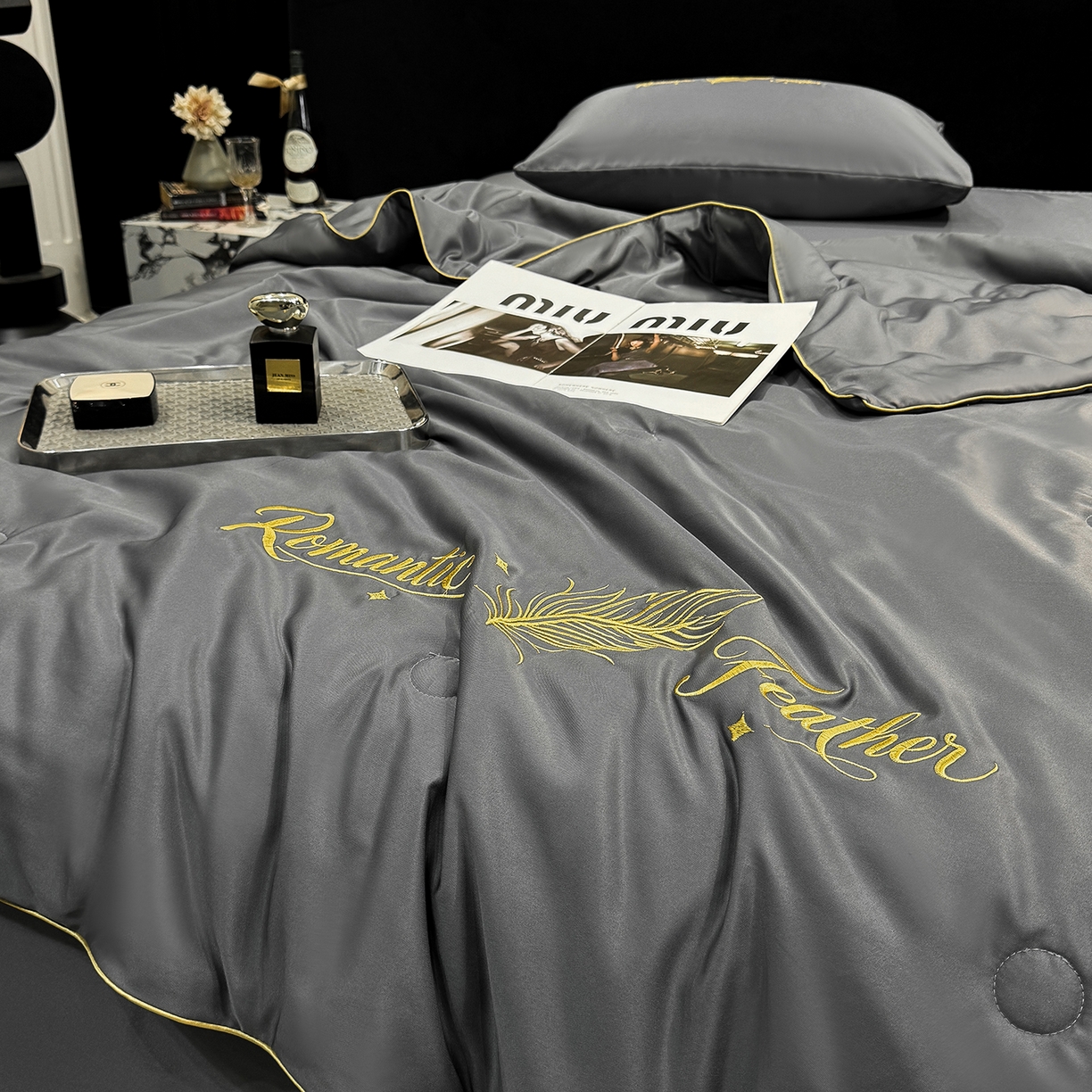 91家纺网 家纺一手货源 找家纺 欢乐季 2026新款A类水洗冰丝羽毛刺绣夏被夏凉被空调被四件套 高级灰