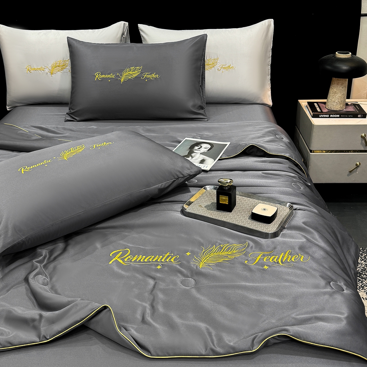 91家纺网 家纺一手货源 找家纺 欢乐季 2026新款A类水洗冰丝羽毛刺绣夏被夏凉被空调被四件套 高级灰