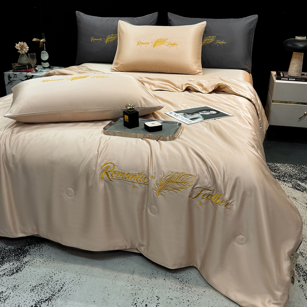 91家纺网 家纺一手货源 找家纺 欢乐季 2026新款A类水洗冰丝羽毛刺绣夏被夏凉被空调被四件套 卡其