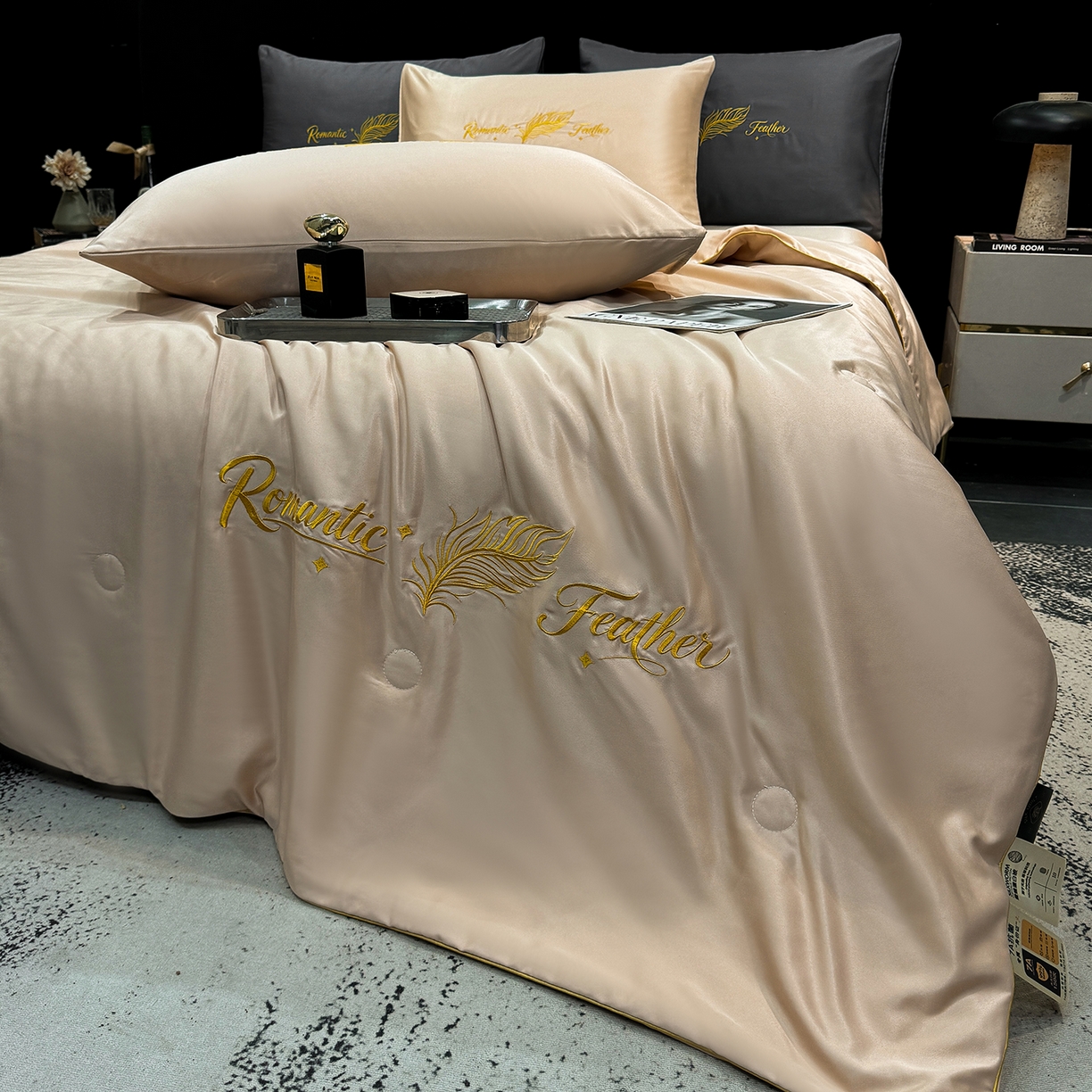 91家纺网 家纺一手货源 找家纺 欢乐季 2026新款A类水洗冰丝羽毛刺绣夏被夏凉被空调被四件套 卡其