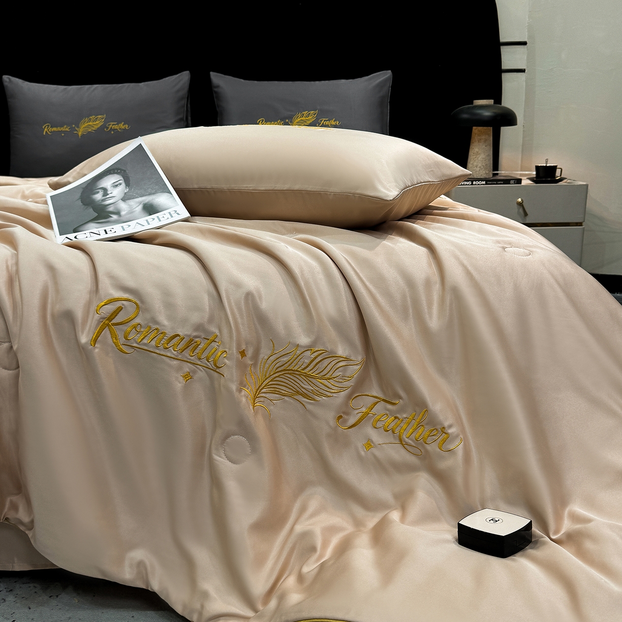 91家纺网 家纺一手货源 找家纺 欢乐季 2026新款A类水洗冰丝羽毛刺绣夏被夏凉被空调被四件套 卡其