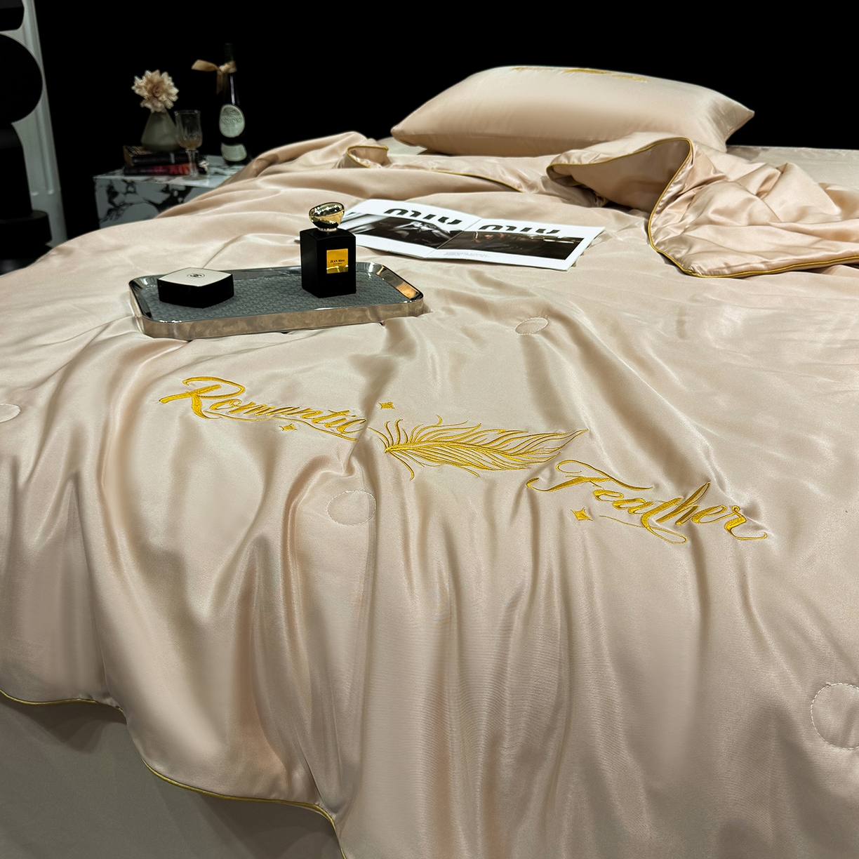 91家纺网 家纺一手货源 找家纺 欢乐季 2026新款A类水洗冰丝羽毛刺绣夏被夏凉被空调被四件套 卡其