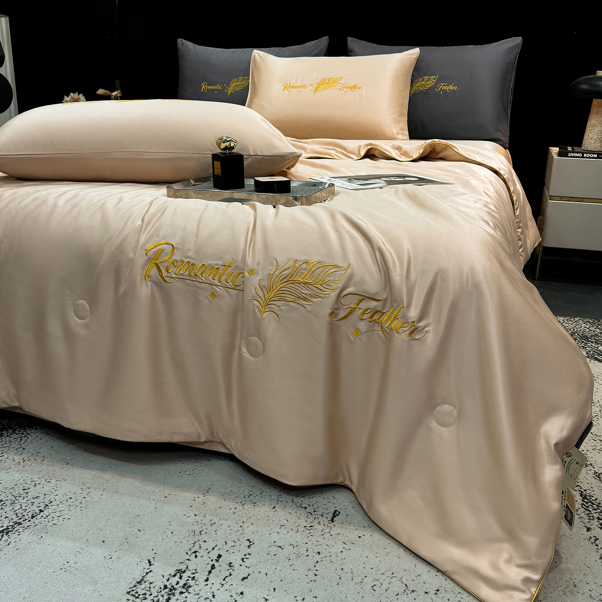 91家纺网 家纺一手货源 找家纺 欢乐季 2026新款A类水洗冰丝羽毛刺绣夏被夏凉被空调被四件套 卡其