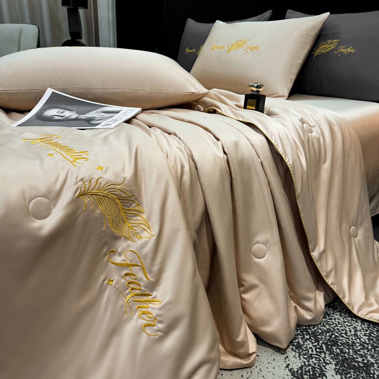 91家纺网 家纺一手货源 找家纺 欢乐季 2026新款A类水洗冰丝羽毛刺绣夏被夏凉被空调被四件套 卡其