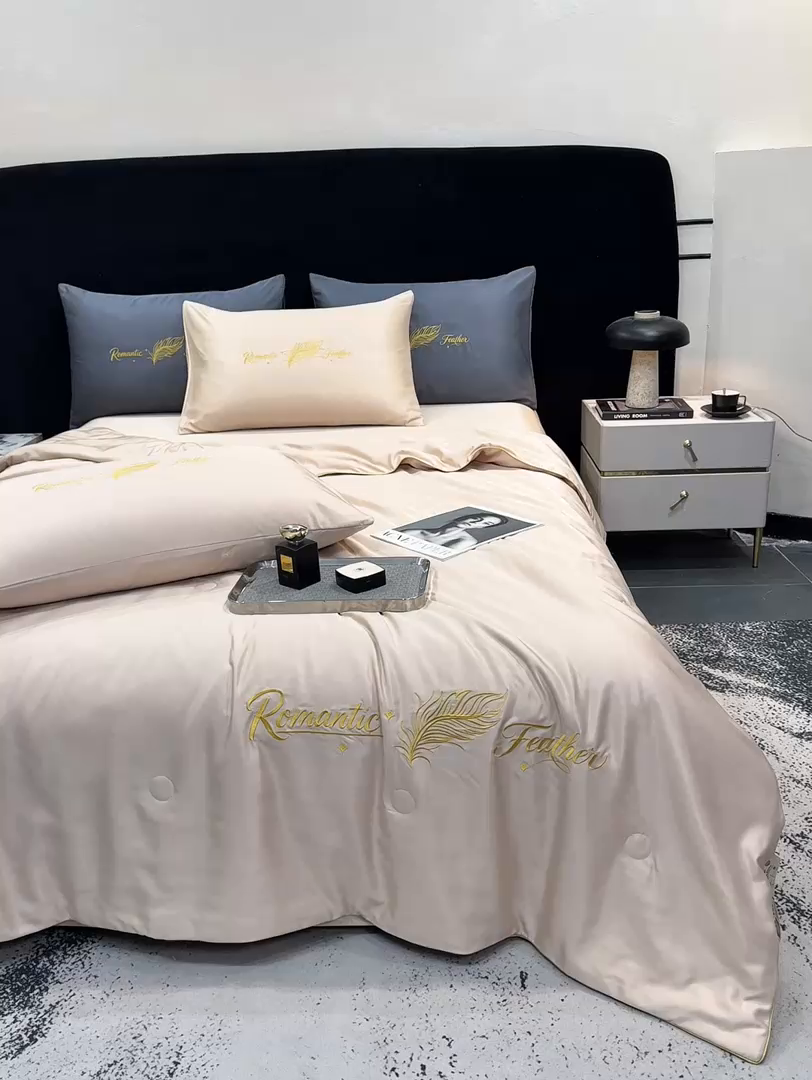 91家纺网 家纺一手货源 找家纺 欢乐季 2026新款A类水洗冰丝羽毛刺绣夏被夏凉被空调被四件套 卡其