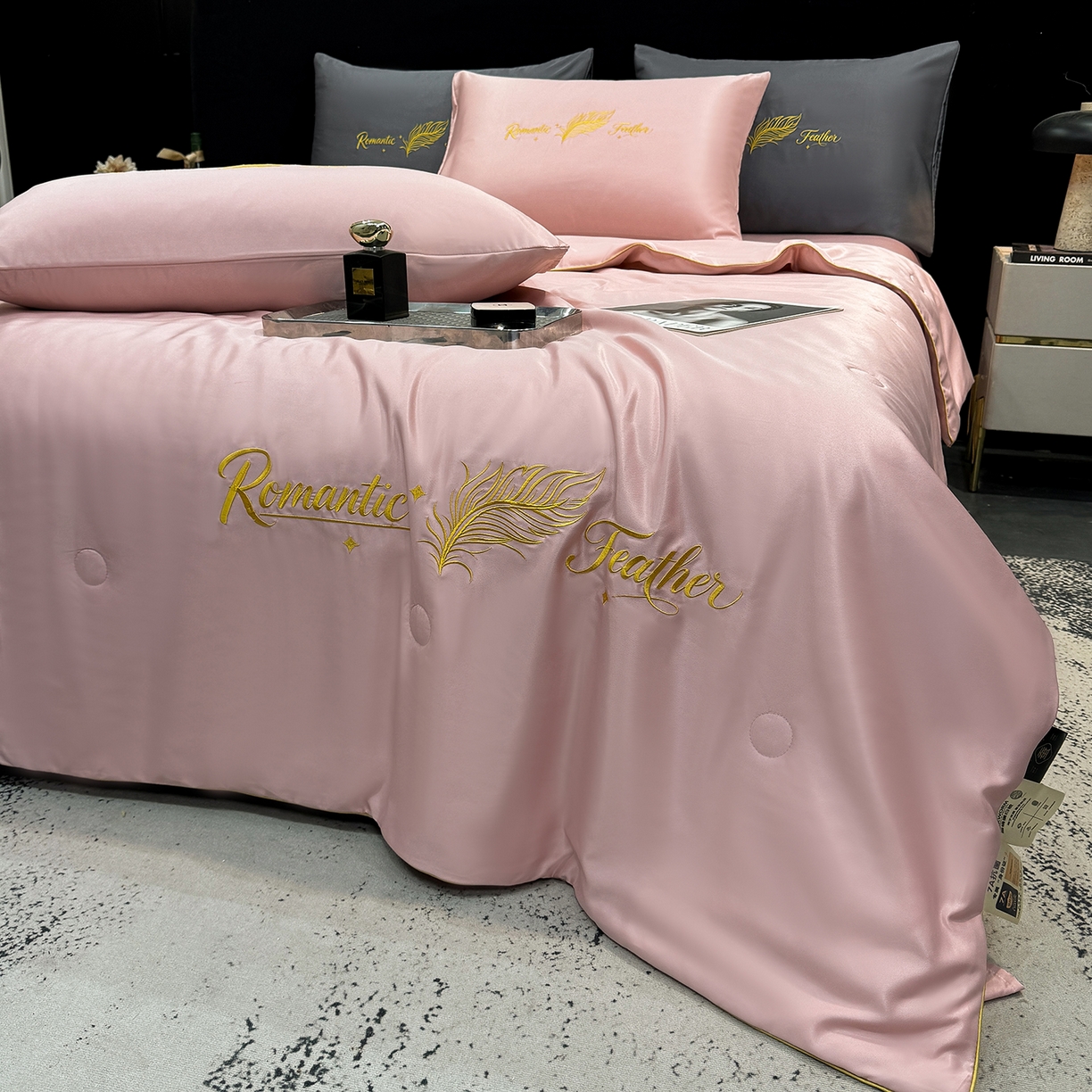 91家纺网 家纺一手货源 找家纺 欢乐季 2026新款A类水洗冰丝羽毛刺绣夏被夏凉被空调被四件套 藕粉